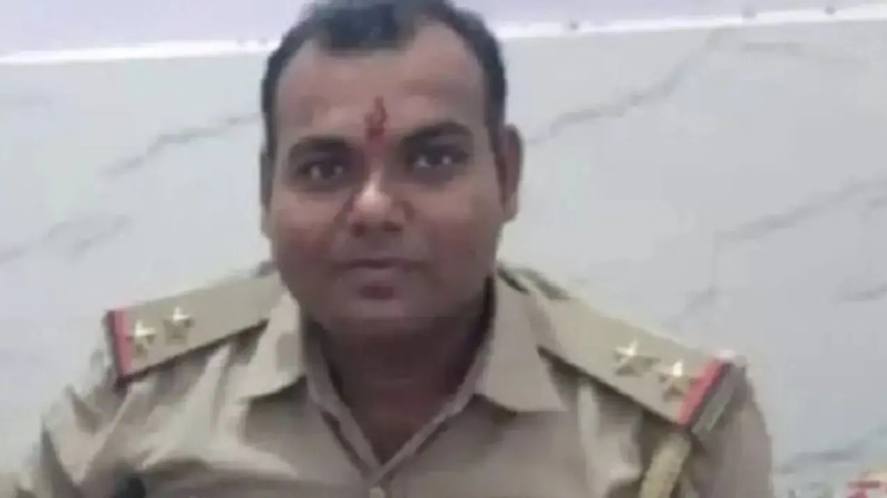 कानपुर: दरोगा 4 दिन बाद हार गए जिंदगी की जंग, महिला सिपाही की ब्लैकमेलिंग और निलंबन से परेशान होकर खाया था जहर कानपुर: दरोगा 4 दिन बाद हार गए जिंदगी की जंग, महिला सिपाही की ब्लैकमेलिंग और निलंबन से परेशान होकर खाया था जहर