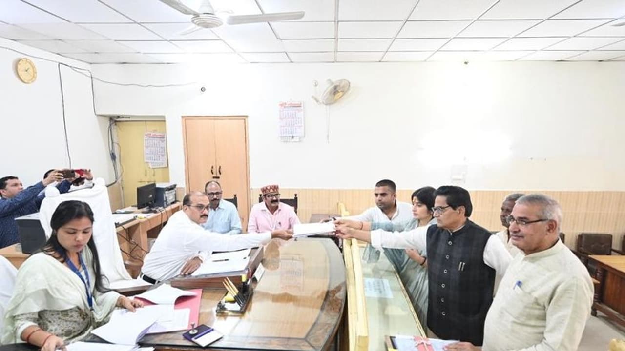 मैनपुरी उपचुनाव: SP प्रत्याशी डिंपल यादव ने दाखिल किया नामांकन पत्र, पार्टी के कई नेता रहे मौजूद