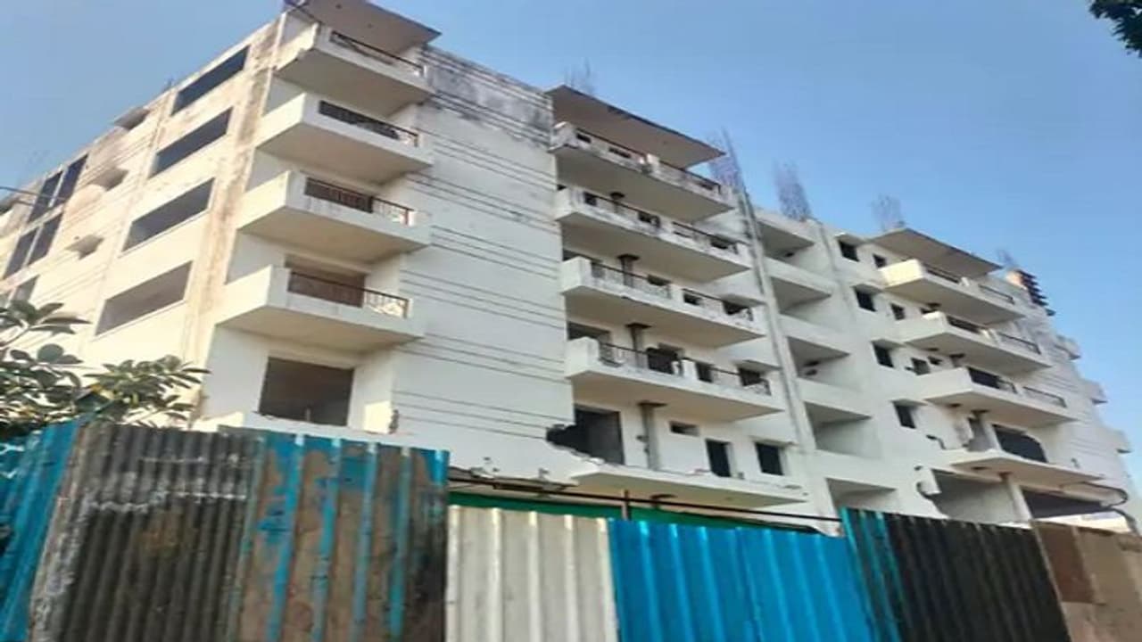 सपा नेता की 7 मंजिला इमारत को जमींदोज करने पर हाईकोर्ट ने लगाई रोक, कल आ सकता है अहम फैसला सपा नेता की 7 मंजिला इमारत को जमींदोज करने पर हाईकोर्ट ने लगाई रोक, कल आ सकता है अहम फैसला
