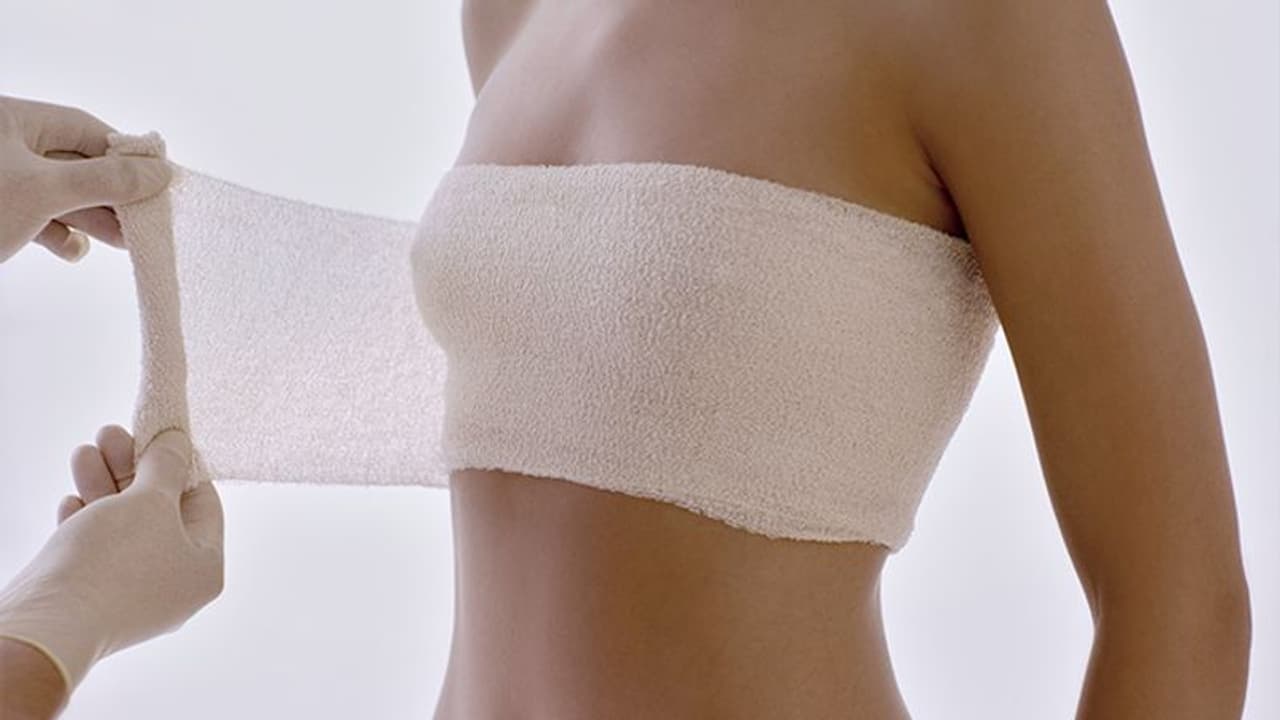 बेटियों की 'जवानी' को रोकने के लिए, यहां की माएं गर्म पत्थर से उनके ब्रेस्ट की करती हैं आयरनिंग