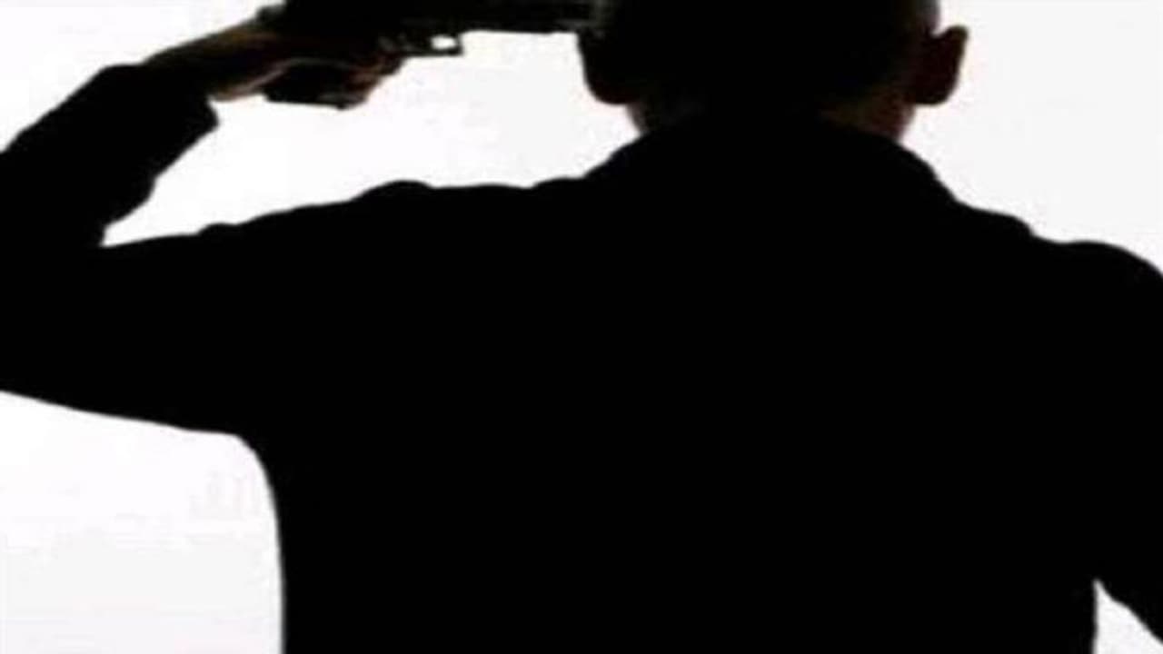 हेड कांस्टेबल से मिलने थाने आया परिवार, फिर ऐसा क्या हुआ कि उसने कर लिया सुसाइड हेड कांस्टेबल से मिलने थाने आया परिवार, फिर ऐसा क्या हुआ कि उसने कर लिया सुसाइड