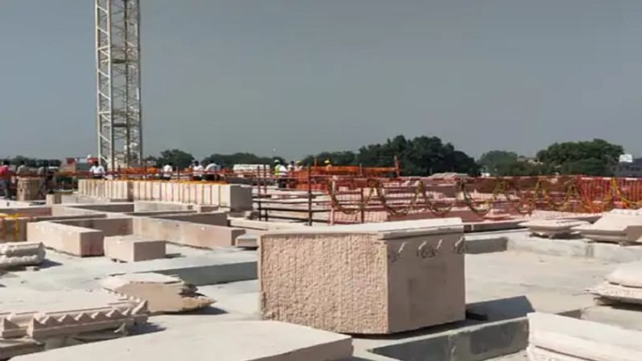 अयोध्या: 2 एकड़ बढ़ाया गया परकोटे का आकार, राम दरबार में अब एक साथ रह सकेंगे 50 हजार श्रद्धालु अयोध्या: 2 एकड़ बढ़ाया गया परकोटे का आकार, राम दरबार में अब एक साथ रह सकेंगे 50 हजार श्रद्धालु