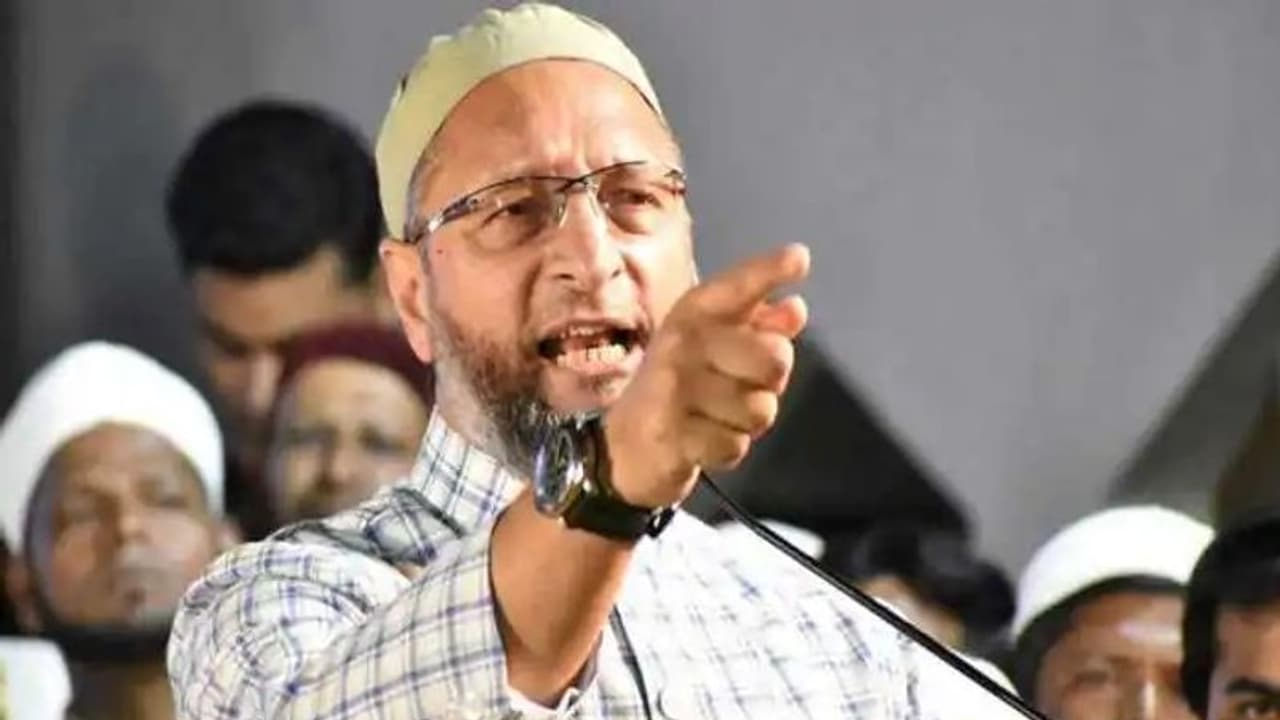 गुजरात चुनावः ओवैसी की सभा में मुस्लिम युवाओं ने लगाए मोदी मोदी के नारे, दिखाए काले झंडे