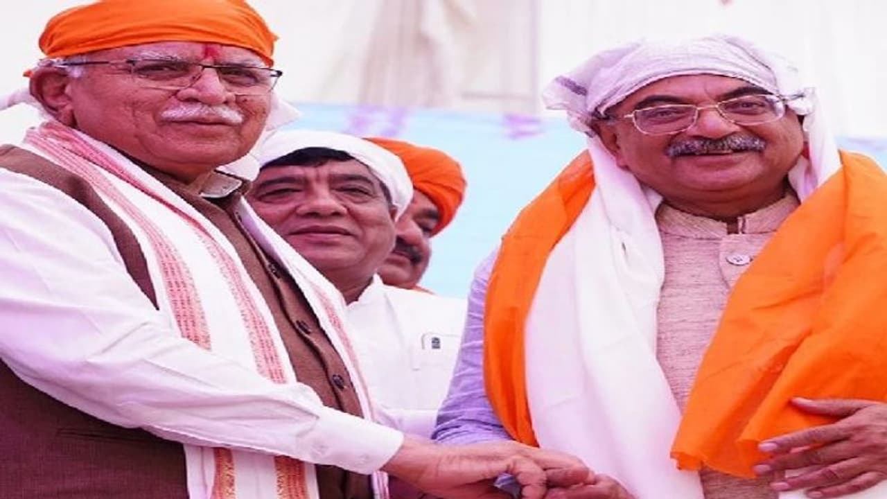 हरियाणा के मुख्यमंत्री मनोहर लाल ने पूर्व सांसद तरुण विजय को किया सम्मानित हरियाणा के मुख्यमंत्री मनोहर लाल ने पूर्व सांसद तरुण विजय को किया सम्मानित