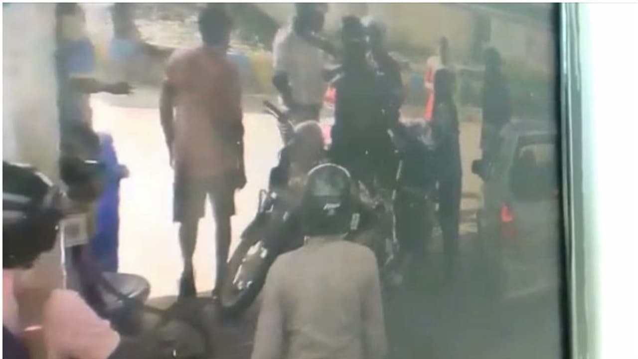 ആലപ്പുഴ പെട്രോൾ പമ്പിൽ അക്രമം, ക്രൂരമ‍ർദ്ദനം; സിസിടിവി പരിശോധിച്ചു, വ്യാജ പൊലീസിനെ കേരള പൊലീസ് പൊക്കി