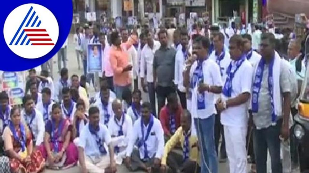 Karnataka Politics: ಶಾಸಕ ಯತ್ನಾಳ್ ವಿರುದ್ದ ಭುಗಿಲೆದ್ದ ಆಕ್ರೋಶ, ಸತೀಶ್ ಜಾರಕಿಹೊಳಿ ಬೆಂಬಲಿಗರ ಪ್ರತಿಭಟನೆ Karnataka Politics: ಶಾಸಕ ಯತ್ನಾಳ್ ವಿರುದ್ದ ಭುಗಿಲೆದ್ದ ಆಕ್ರೋಶ, ಸತೀಶ್ ಜಾರಕಿಹೊಳಿ ಬೆಂಬಲಿಗರ ಪ್ರತಿಭಟನೆ