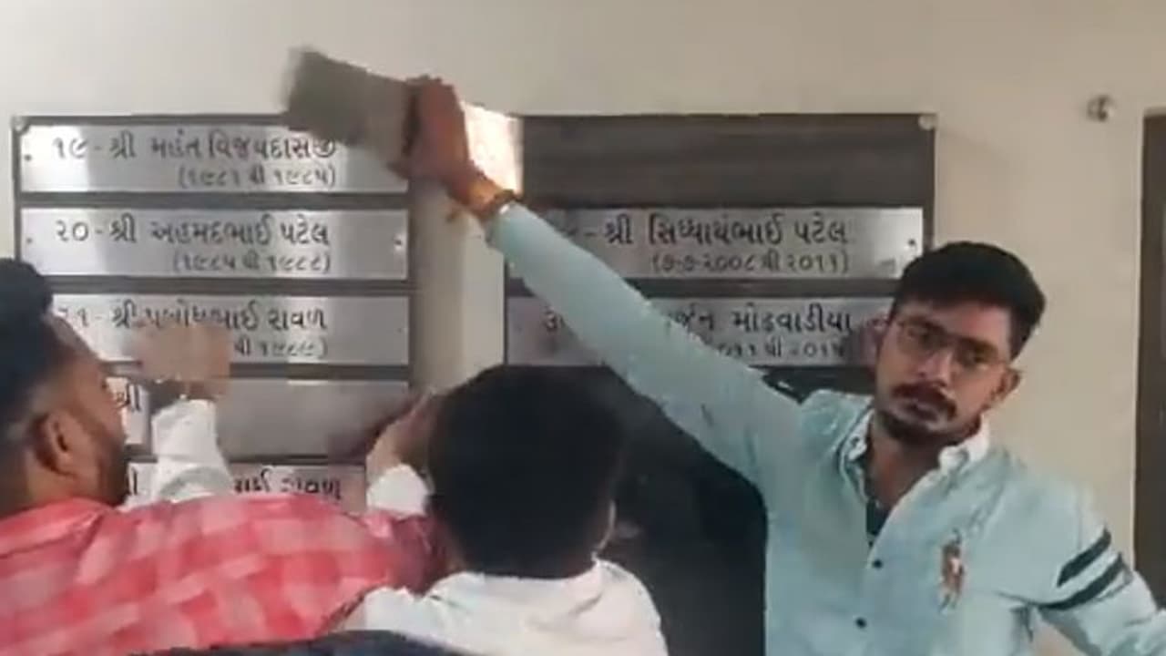 സ്വന്തം പാര്‍ട്ടി ഓഫീസ് തകര്‍ത്ത് കോണ്‍ഗ്രസ് പ്രവര്‍ത്തകര്‍, കാരണം!