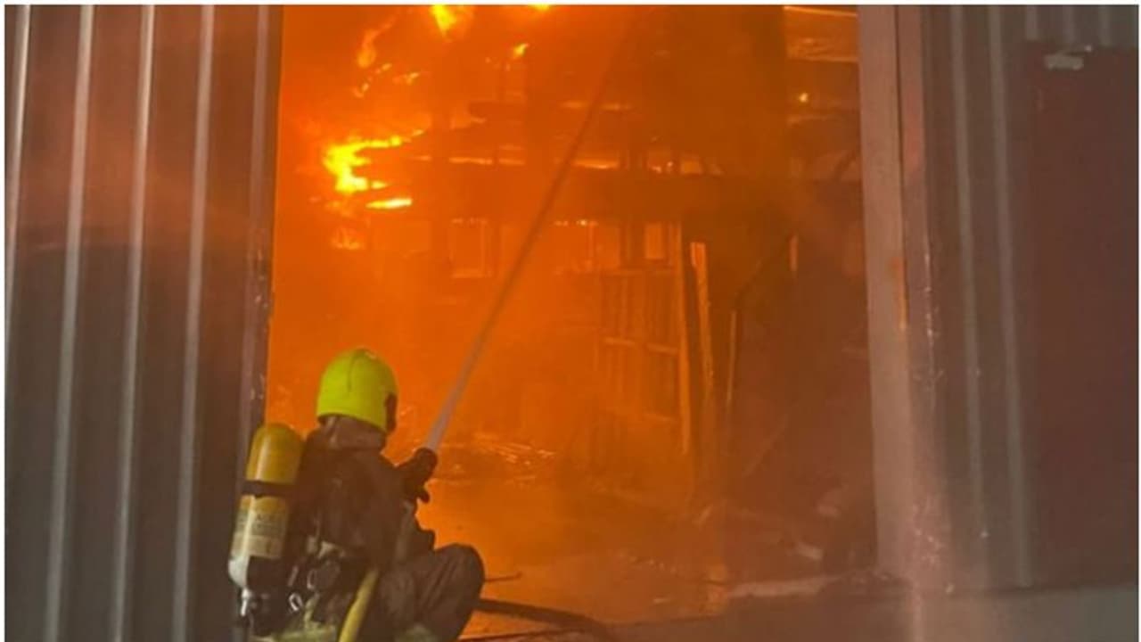 ദുബൈയില് വ്യവസായമേഖലയിൽ വൻ തീപിടിത്തം ദുബൈയില് വ്യവസായമേഖലയിൽ വൻ തീപിടിത്തം