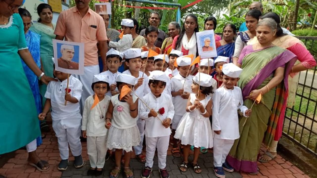 ശിശുദിന റാലിയില്‍ കാവിക്കൊടി; വയനാട് നെല്ലിക്കരയില്‍ പ്രതിഷേധവുമായി സിപിഎമ്മും ഡിവൈഎഫ്ഐയും