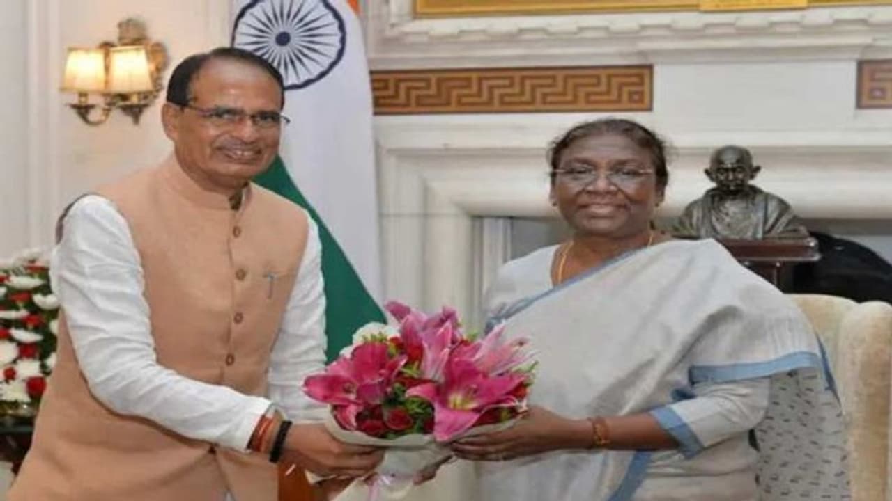 जनजातियों के भगवान बिरसा मुंडा की जयंती मध्य प्रदेश पहुंची राष्ट्रपति द्रोपदी मुर्मू, पेसा एक्ट का विमोचन जनजातियों के भगवान बिरसा मुंडा की जयंती मध्य प्रदेश पहुंची राष्ट्रपति द्रोपदी मुर्मू, पेसा एक्ट का विमोचन