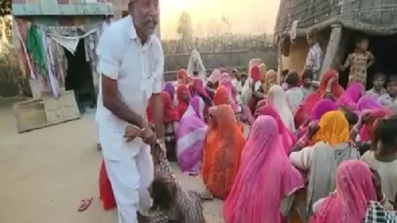  7 बेटियों के सिर से उठा माता पिता का साया, 4 साल का बेटा मां के शव से लिपटकर चीख रहा पूरे गांव में कोहराम