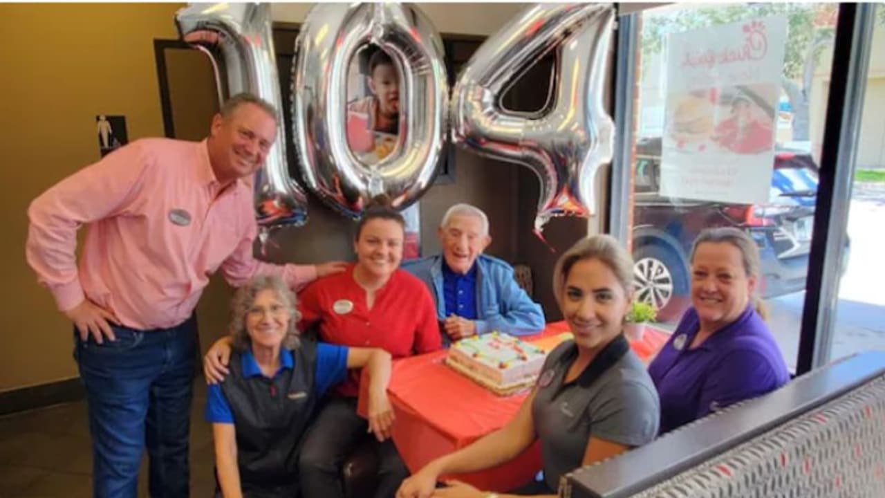 20 വര്ഷമായി സ്ഥിരമായി വരുന്ന 104 കാരന്റെ പിറന്നാള് ആഘോഷിച്ച് റെസ്റ്റോറന്റ് 20 വര്ഷമായി സ്ഥിരമായി വരുന്ന 104 കാരന്റെ പിറന്നാള് ആഘോഷിച്ച് റെസ്റ്റോറന്റ്