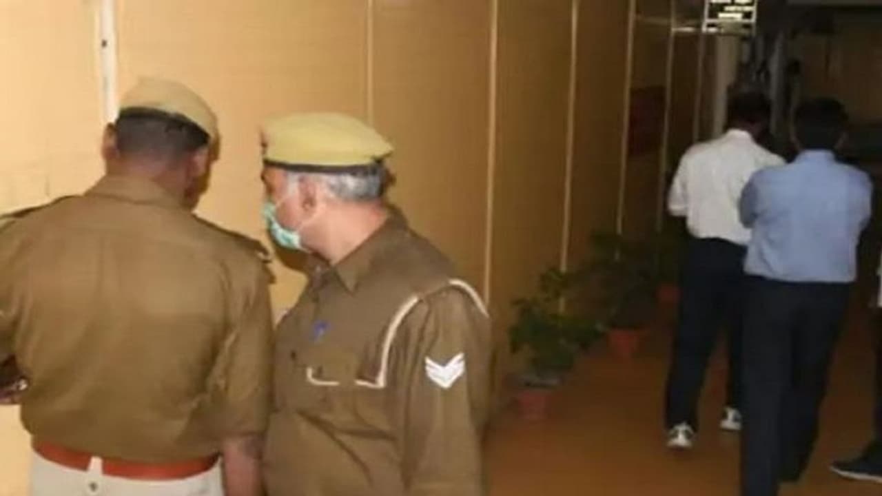 अटैची बैग लेकर PDA दफ्तर पहुंची महिला, वीसी को बुलाने की जिद पर घंटों किया हंगामा, बोली बिना मिले नहीं जाऊंगी अटैची बैग लेकर PDA दफ्तर पहुंची महिला, वीसी को बुलाने की जिद पर घंटों किया हंगामा, बोली बिना मिले नहीं जाऊंगी