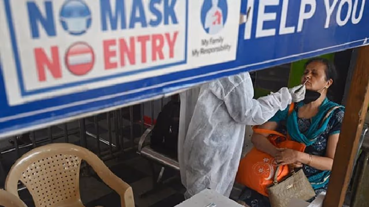 Covid 19 India : ഇന്ത്യയില് കൊവിഡിന് അവസാനമായോ? ആശ്വാസം നല്കുന്ന കണക്കുകള് പുറത്ത്... Covid 19 India : ഇന്ത്യയില് കൊവിഡിന് അവസാനമായോ? ആശ്വാസം നല്കുന്ന കണക്കുകള് പുറത്ത്...