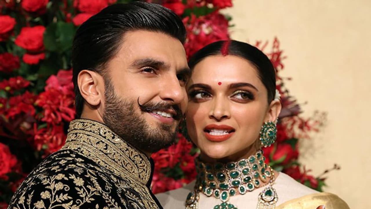 शादी की सालगिरह पर रणवीर सिंह ने पत्नी दीपिका पादुकोण को दिया सरप्राइज, खास गिफ्ट लेकर पहुंचे यहां शादी की सालगिरह पर रणवीर सिंह ने पत्नी दीपिका पादुकोण को दिया सरप्राइज, खास गिफ्ट लेकर पहुंचे यहां