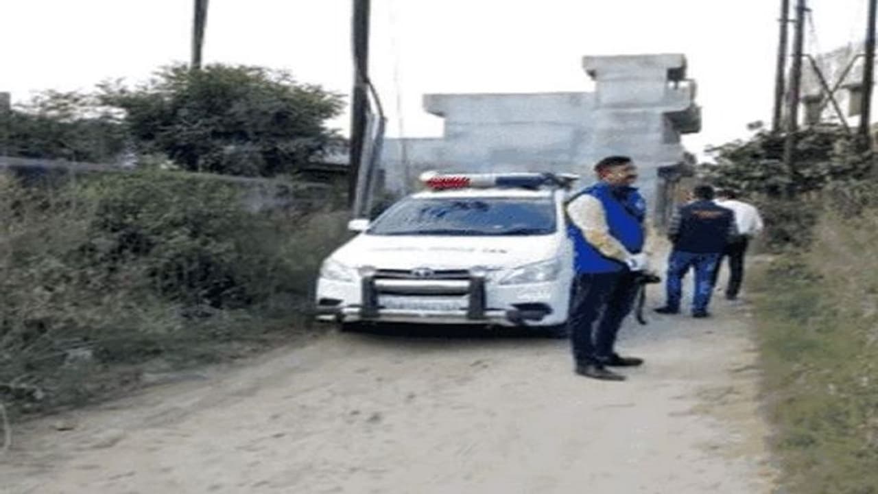 मेरठ में SP नेता के घर में रातभर छिपे रहे बदमाश, सुबह परिवार को बंधक बनाकर 30 मिनट में यूं दिया लूट को अंजाम मेरठ में SP नेता के घर में रातभर छिपे रहे बदमाश, सुबह परिवार को बंधक बनाकर 30 मिनट में यूं दिया लूट को अंजाम