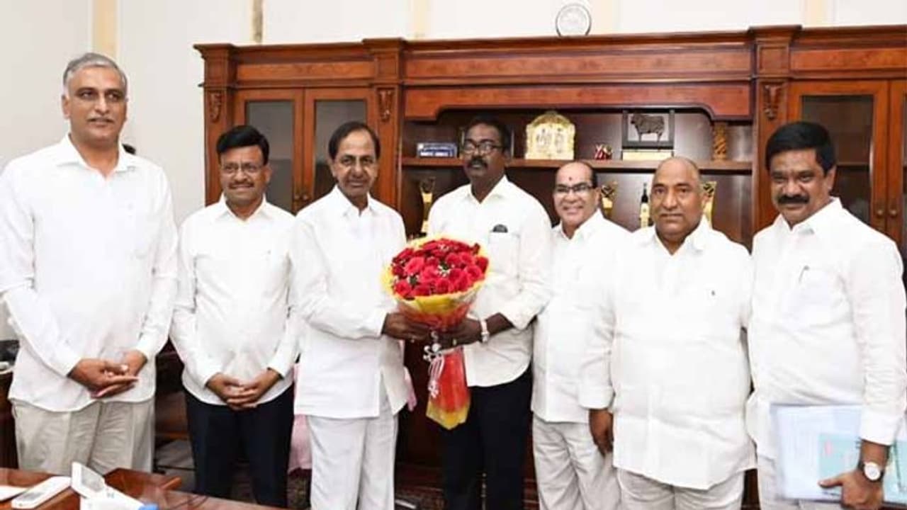 దేశానికి తెలంగాణ ఆదర్శం: 8 కాలేజీల్లో ఎంబీబీఎస్ క్లాసులు ప్రారంభించిన కేసీఆర్ దేశానికి తెలంగాణ ఆదర్శం: 8 కాలేజీల్లో ఎంబీబీఎస్ క్లాసులు ప్రారంభించిన కేసీఆర్