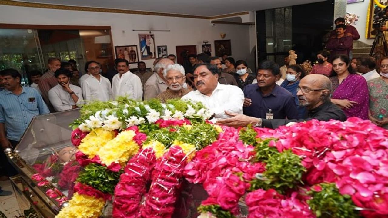 కృష్ణ లేని లోటు తెలుగు సినీ పరిశ్రమకు తీరని లోటు.. మంత్రి ఎర్రబెల్లి దయాకర్ రావు కృష్ణ లేని లోటు తెలుగు సినీ పరిశ్రమకు తీరని లోటు.. మంత్రి ఎర్రబెల్లి దయాకర్ రావు