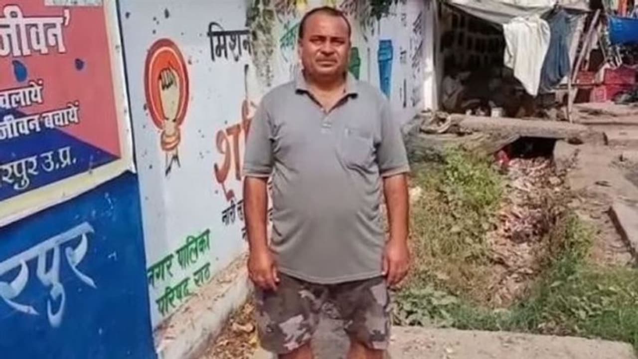 साहब! मुझे मेरी बीवी से बचाओ, गर्म चिमटे से पीटती है...रोते बिलखते पति ने थाने पहुंचकर लगाई मदद की गुहार