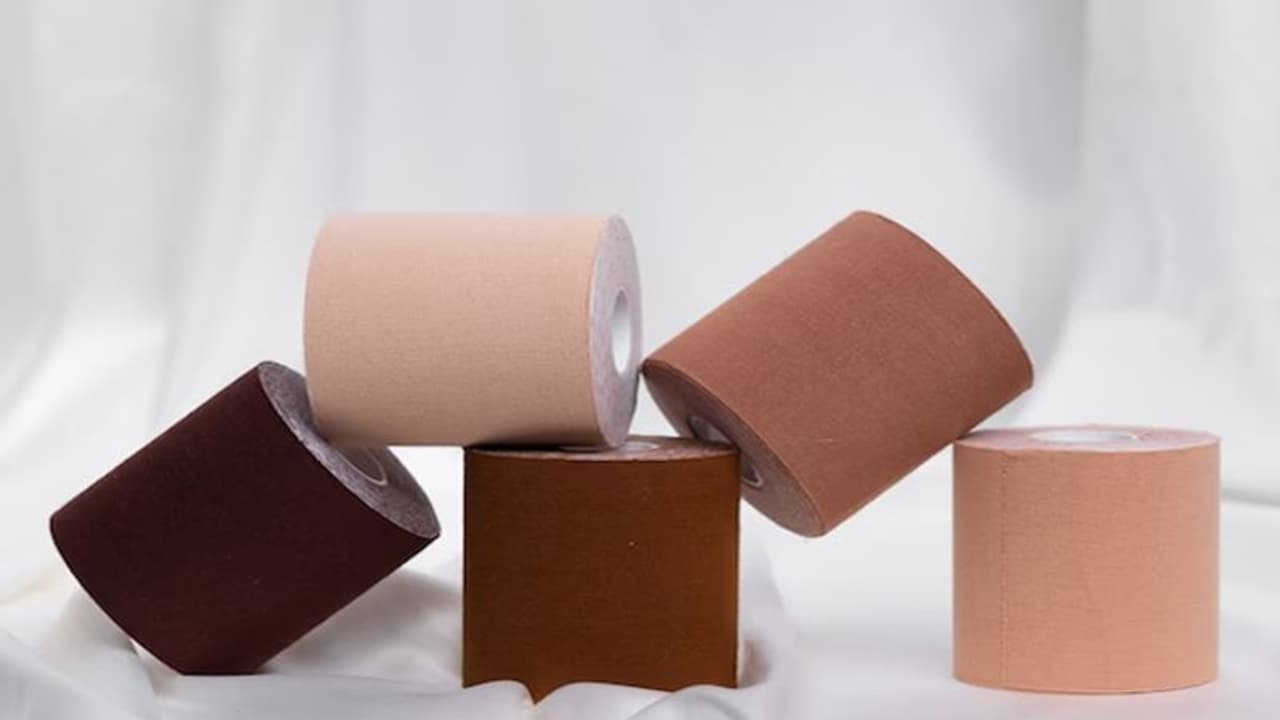 क्या होता है Boob Tape, इसे लगाकर ब्रा पहनने की झंझट से मिलेगा छुटकारा क्या होता है Boob Tape, इसे लगाकर ब्रा पहनने की झंझट से मिलेगा छुटकारा