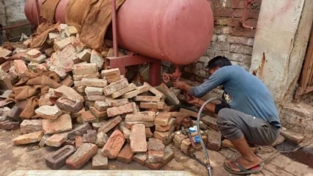 హైదరాబాద్ లో అమ్మోనియా గ్యాస్ లీక్, 10మందికి అస్వస్థత... హైదరాబాద్ లో అమ్మోనియా గ్యాస్ లీక్, 10మందికి అస్వస్థత...