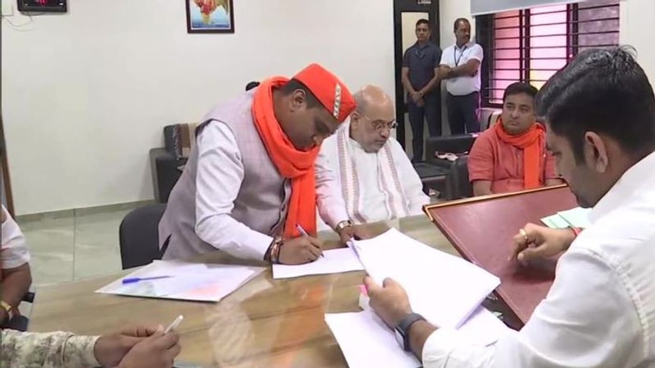 गुजरात चुनाव में कनुभाई के नामांकन में पहुंचे अमित शाह.. साथ में एक और शख्स को देख लोग हुए हैरान गुजरात चुनाव में कनुभाई के नामांकन में पहुंचे अमित शाह.. साथ में एक और शख्स को देख लोग हुए हैरान