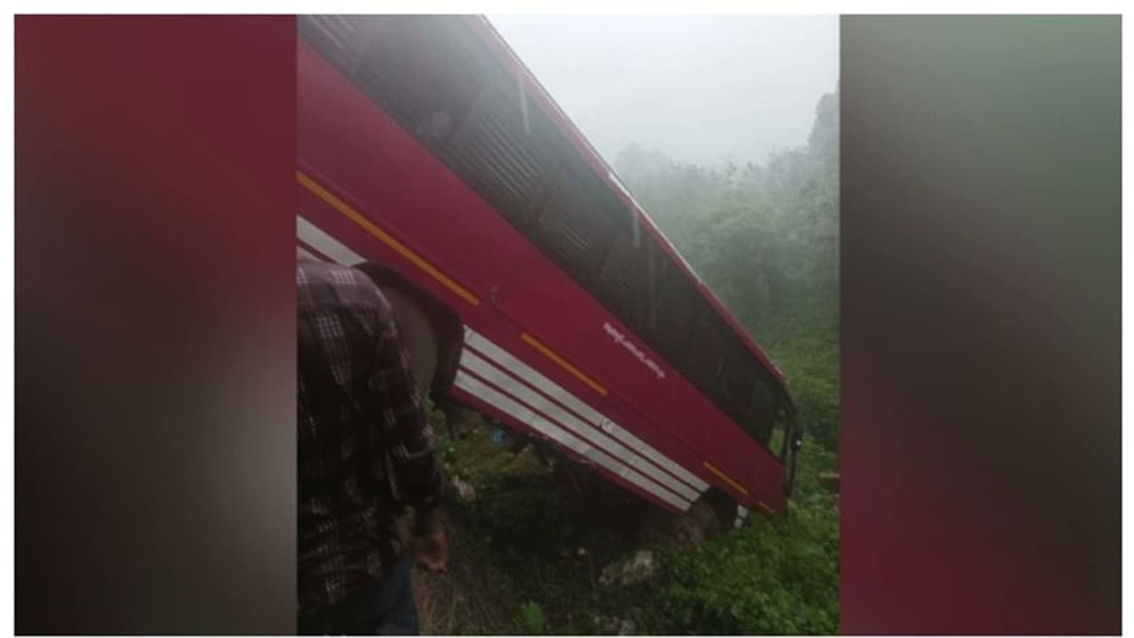 പത്തനംതിട്ടയില് ബസ് താഴ്ചയിലേക്ക് മറിഞ്ഞ് 10 പേര്ക്ക് പരിക്ക് പത്തനംതിട്ടയില് ബസ് താഴ്ചയിലേക്ക് മറിഞ്ഞ് 10 പേര്ക്ക് പരിക്ക്