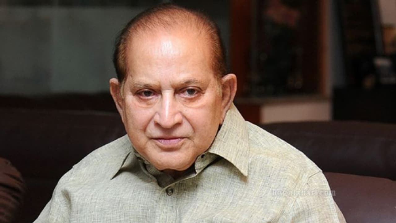 ഒരു യുഗത്തിന്റെ അന്ത്യം, കൃഷ്ണയ്ക്ക് ആദരാഞ്ജലിയുമായി താരങ്ങള് ഒരു യുഗത്തിന്റെ അന്ത്യം, കൃഷ്ണയ്ക്ക് ആദരാഞ്ജലിയുമായി താരങ്ങള്