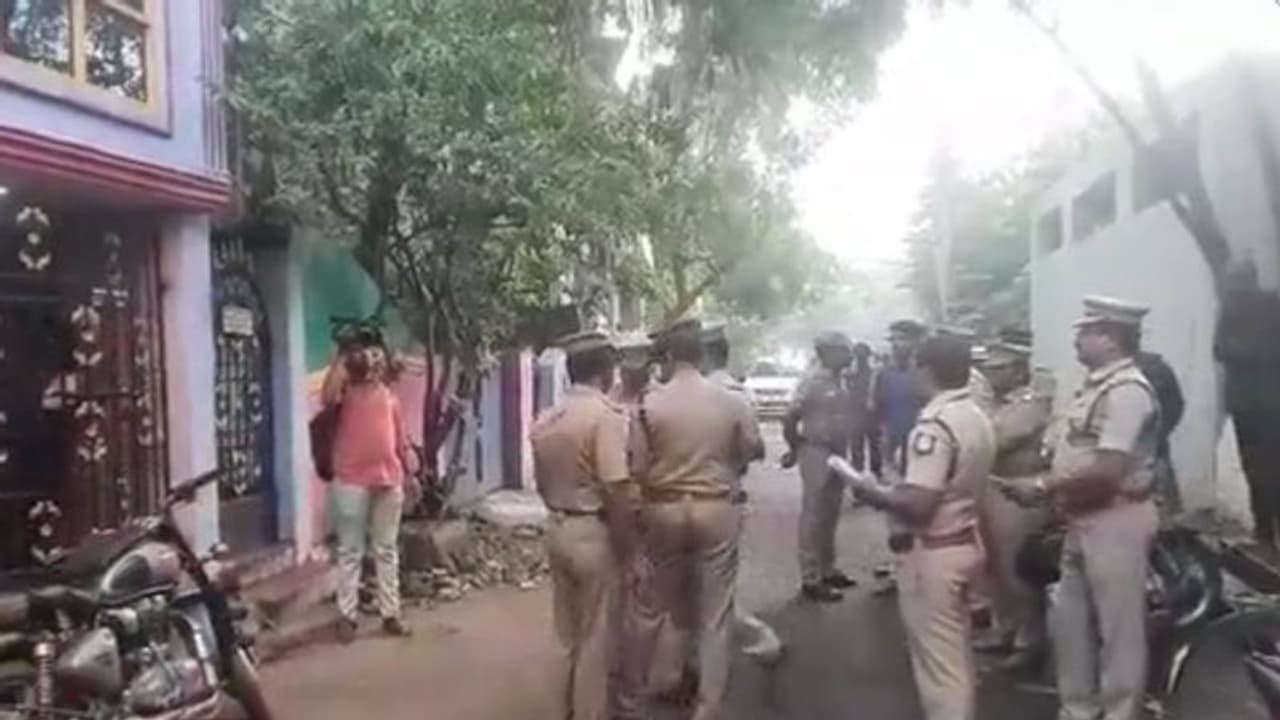 ஐஎஸ்ஐஎஸ் ஆதரவாளர்கள் வீட்டில் அதிரடி சோதனை… ரூ.15 லட்சம், செல்போன் உள்ளிட்டவை பறிமுதல்!!