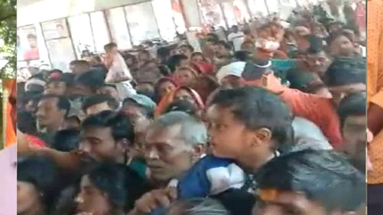 भिंड के बागेश्वर धाम में कथा के दौरान मची भगदड़, दो महिलाओं में गई एक की जान, बेटे ने लगाए गंभीर आरोप भिंड के बागेश्वर धाम में कथा के दौरान मची भगदड़, दो महिलाओं में गई एक की जान, बेटे ने लगाए गंभीर आरोप