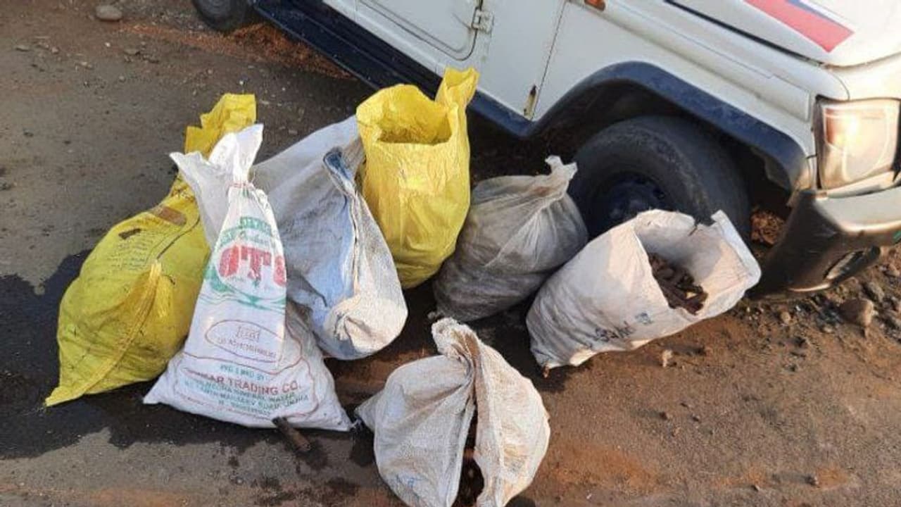 रेलवे ट्रैक का मामला सुलझा नही: उससे पहले ही कट्टो में मिले इस प्रोडक्ट ने उड़ाई पुलिस प्रशासन की नींद रेलवे ट्रैक का मामला सुलझा नही: उससे पहले ही कट्टो में मिले इस प्रोडक्ट ने उड़ाई पुलिस प्रशासन की नींद