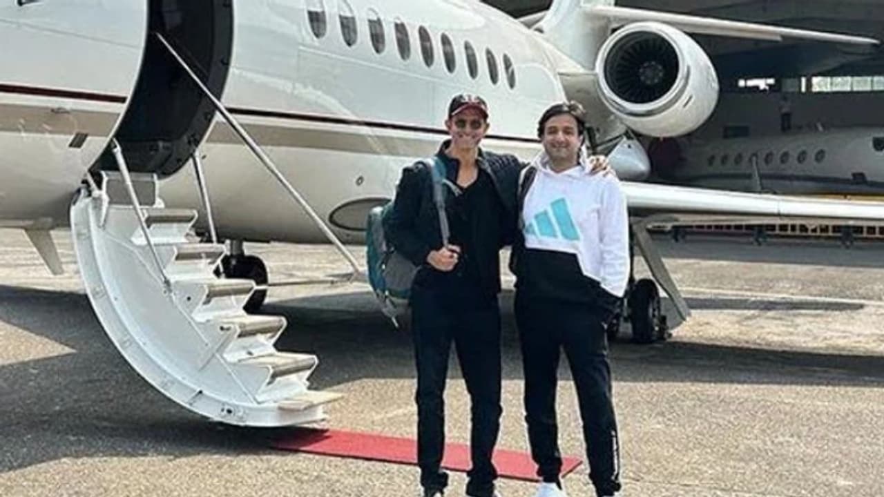 'ഫൈറ്ററി'ന് തുടക്കമായി, സംവിധായകനൊപ്പമുള്ള ചിത്രം പങ്കുവെച്ച് ഹൃത്വിക് റോഷൻ 'ഫൈറ്ററി'ന് തുടക്കമായി, സംവിധായകനൊപ്പമുള്ള ചിത്രം പങ്കുവെച്ച് ഹൃത്വിക് റോഷൻ