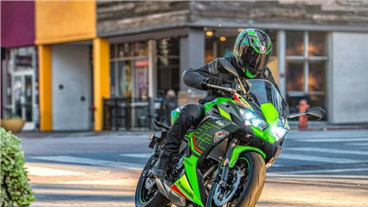 സൂപ്പർ ബൈക്ക് വാങ്ങാൻ മോഹമുണ്ടോ? ഇതാണ് ബെസ്റ്റ് ടൈം! സൂപ്പ‍ർ ഓഫറുമായി കാവസാക്കി!