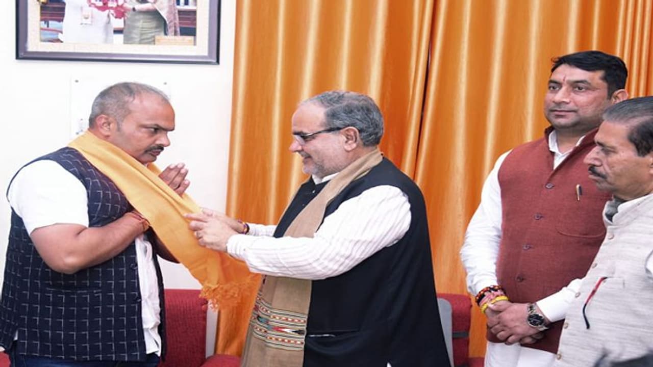 खतौली उपचुनाव से पहले सपा गठबंधन को लगा बड़ा झटका, रालोद राष्ट्रीय प्रवक्ता अभिषेक चौधरी ने ली BJP की सदस्यता खतौली उपचुनाव से पहले सपा गठबंधन को लगा बड़ा झटका, रालोद राष्ट्रीय प्रवक्ता अभिषेक चौधरी ने ली BJP की सदस्यता