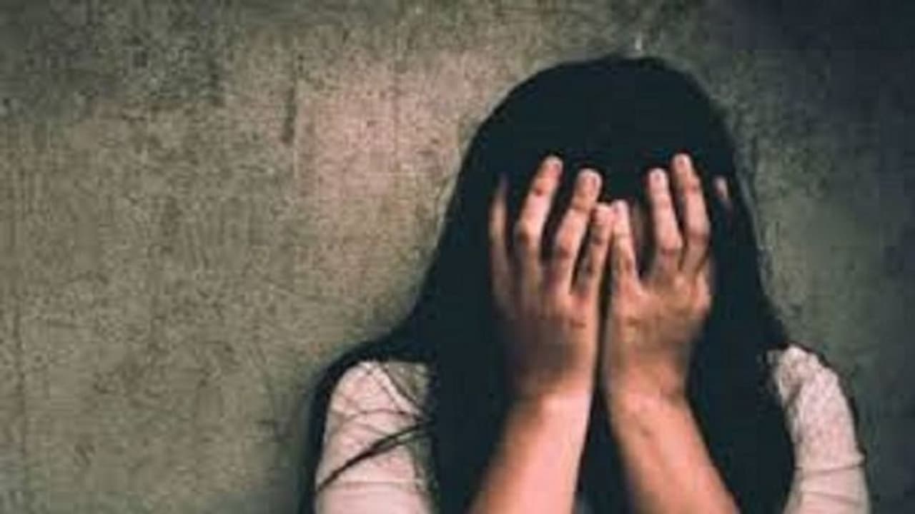 బాత్రూంలో స్నానం చేస్తుంటే.. పక్కింటి యువకుడు అత్యాచారం.. ఆర్నెళ్ల గర్భవతిగా తేలడంతో...