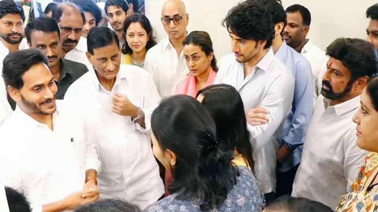 కృష్ణకు నివాళులర్పించిన ఏపీ సీఎం జగన్:కుటుంబ సభ్యులకు ఓదార్పు