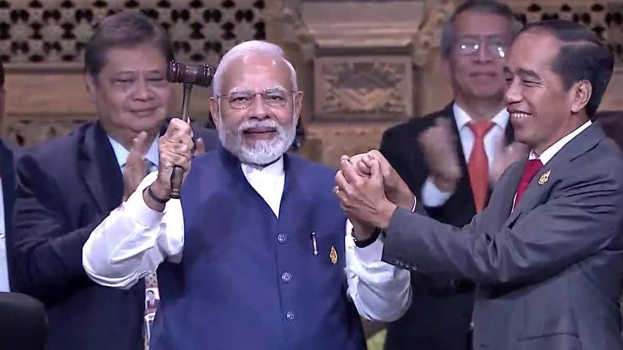 G20 Summit: इंडोनेशिया ने भारत को सौंपी G20 2023 की अध्यक्षता, मोदी बोले देश के हर नागिरक के लिए गर्व की बात G20 Summit: इंडोनेशिया ने भारत को सौंपी G20 2023 की अध्यक्षता, मोदी बोले देश के हर नागिरक के लिए गर्व की बात