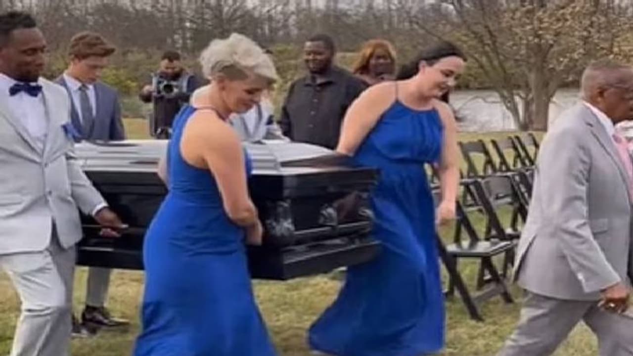 വിവാഹത്തിന് വരനെത്തിയത് ശവപ്പെട്ടിയിൽ, അമ്പരന്ന് അതിഥികൾ വിവാഹത്തിന് വരനെത്തിയത് ശവപ്പെട്ടിയിൽ, അമ്പരന്ന് അതിഥികൾ