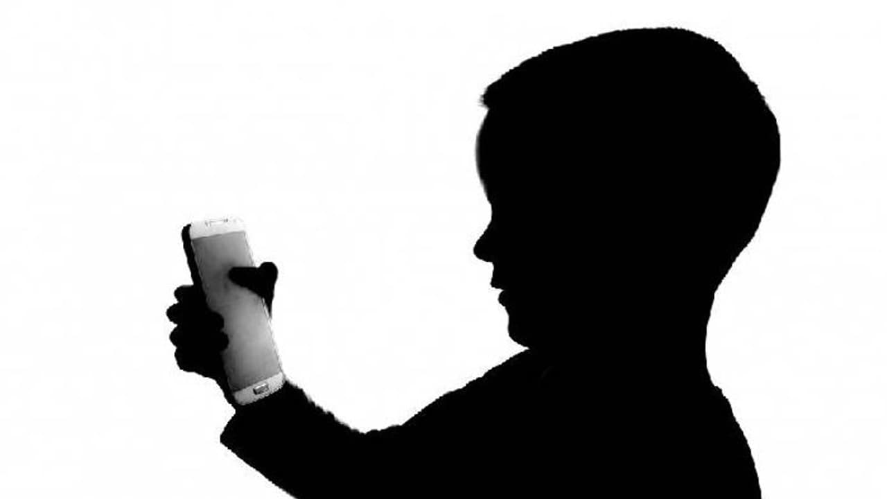 18 വയസ്സിൽ താഴെയുള്ള കുട്ടികൾ മൊബൈൽ ഫോൺ ഉപയോഗിക്കേണ്ട, വിലക്കുമായി ഒരു ഗ്രാമസഭ 18 വയസ്സിൽ താഴെയുള്ള കുട്ടികൾ മൊബൈൽ ഫോൺ ഉപയോഗിക്കേണ്ട, വിലക്കുമായി ഒരു ഗ്രാമസഭ