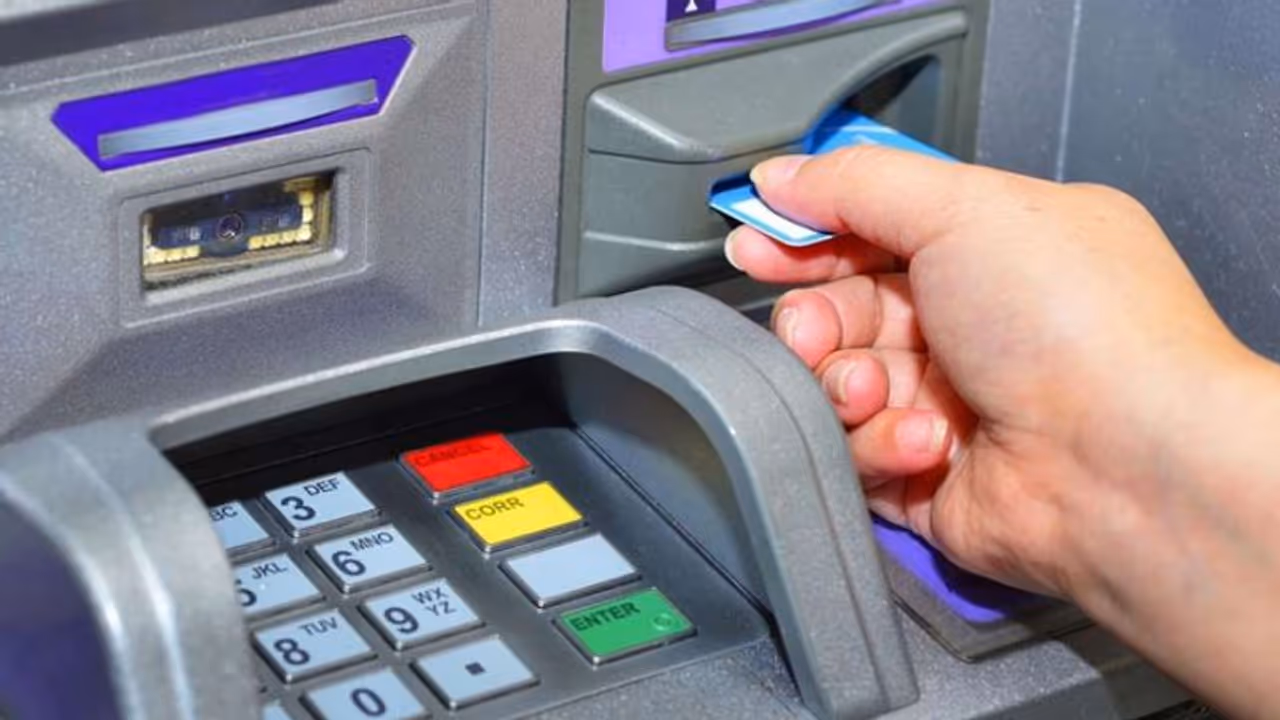 कहीं अटक न जाए ATM में आपका पैसा, यहां जानें SBI ने कैश ट्रांजेक्शन रूल्स में क्या किए बदलाव