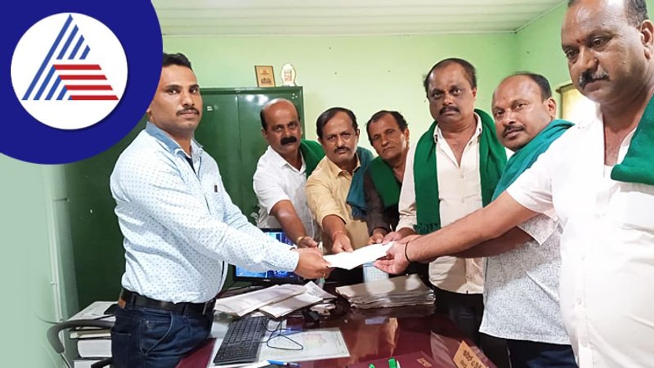 ಕೃಷಿ ಮಾಡಿರುವ ಜಮೀನುಗಳನ್ನು ರೈತರಿಗೆ ಬಿಟ್ಟುಕೊಡಿ: ಅರಣ್ಯ ಇಲಾಖೆಗೆ ಮನವಿ ಕೃಷಿ ಮಾಡಿರುವ ಜಮೀನುಗಳನ್ನು ರೈತರಿಗೆ ಬಿಟ್ಟುಕೊಡಿ: ಅರಣ್ಯ ಇಲಾಖೆಗೆ ಮನವಿ