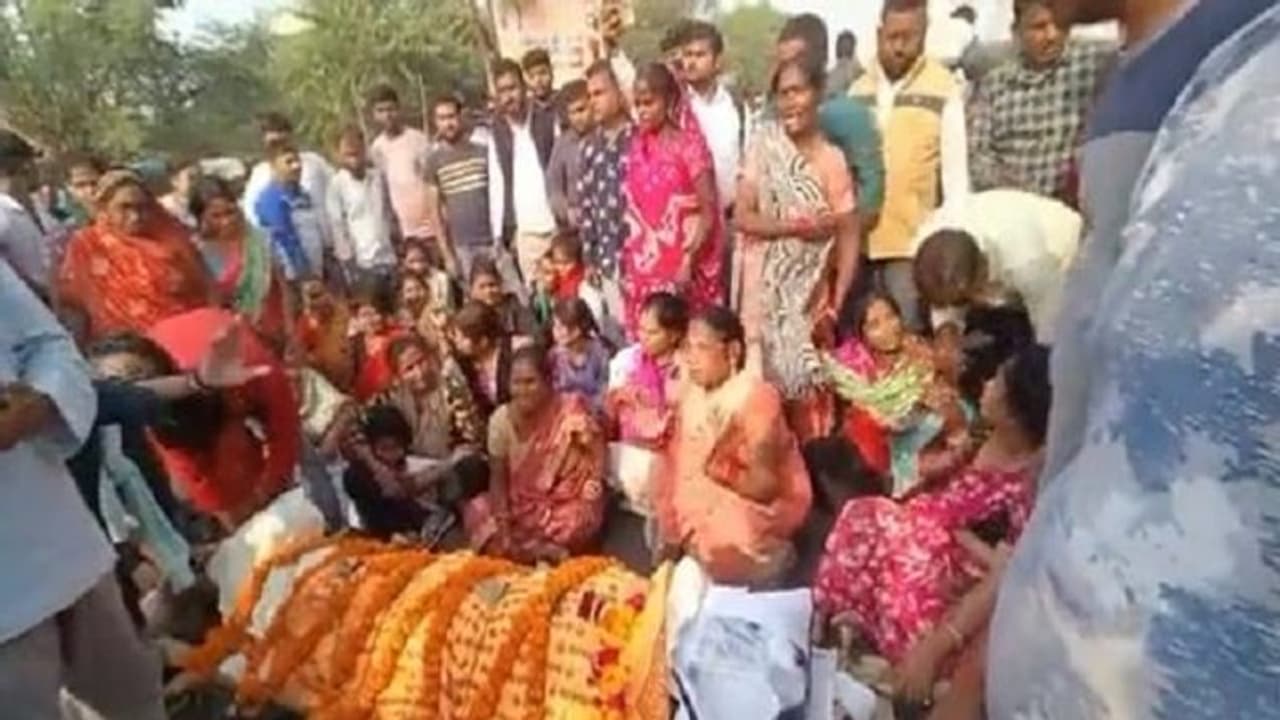 निधि हत्याकांड: परिजनों ने सड़क पर शव रखकर किया प्रदर्शन, आरोपी सूफियान की तलाश में दबिश जारी निधि हत्याकांड: परिजनों ने सड़क पर शव रखकर किया प्रदर्शन, आरोपी सूफियान की तलाश में दबिश जारी