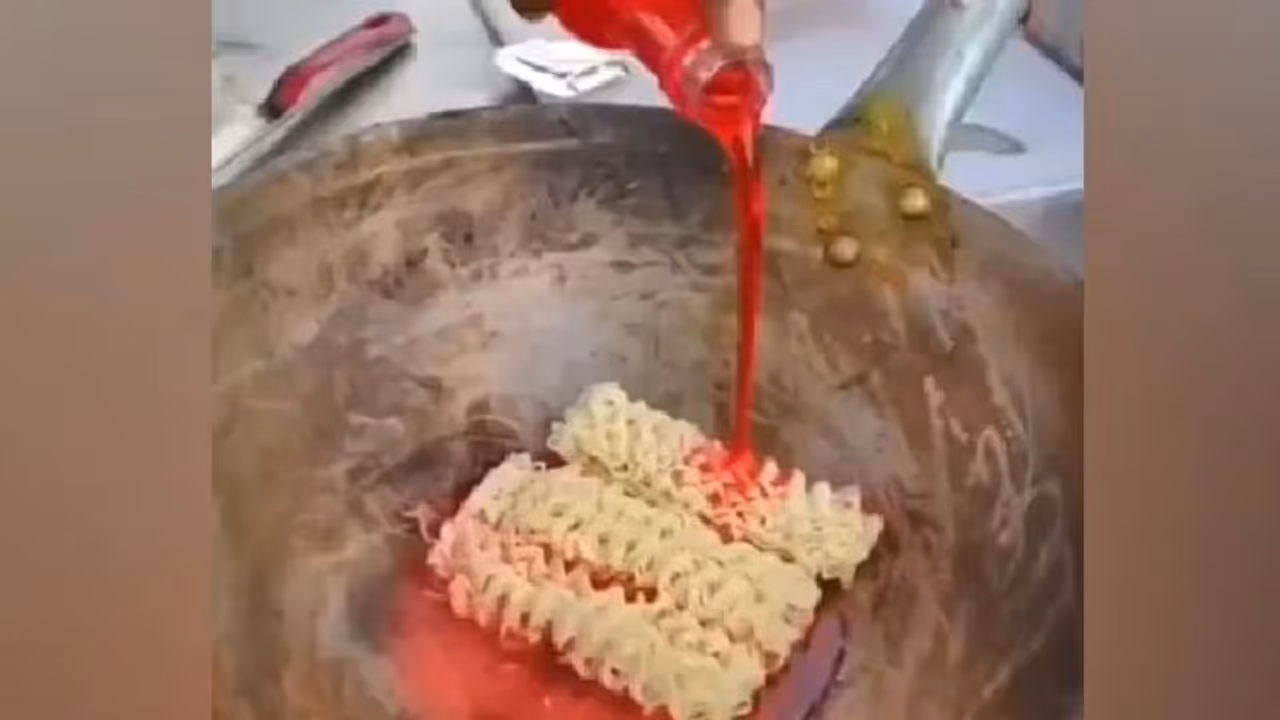 'മാഗി കൊണ്ടുള്ള അടുത്ത കൊലപാതകം'; വൻ വിമര്ശനം ഏറ്റുവാങ്ങി വീഡിയോ 'മാഗി കൊണ്ടുള്ള അടുത്ത കൊലപാതകം'; വൻ വിമര്ശനം ഏറ്റുവാങ്ങി വീഡിയോ