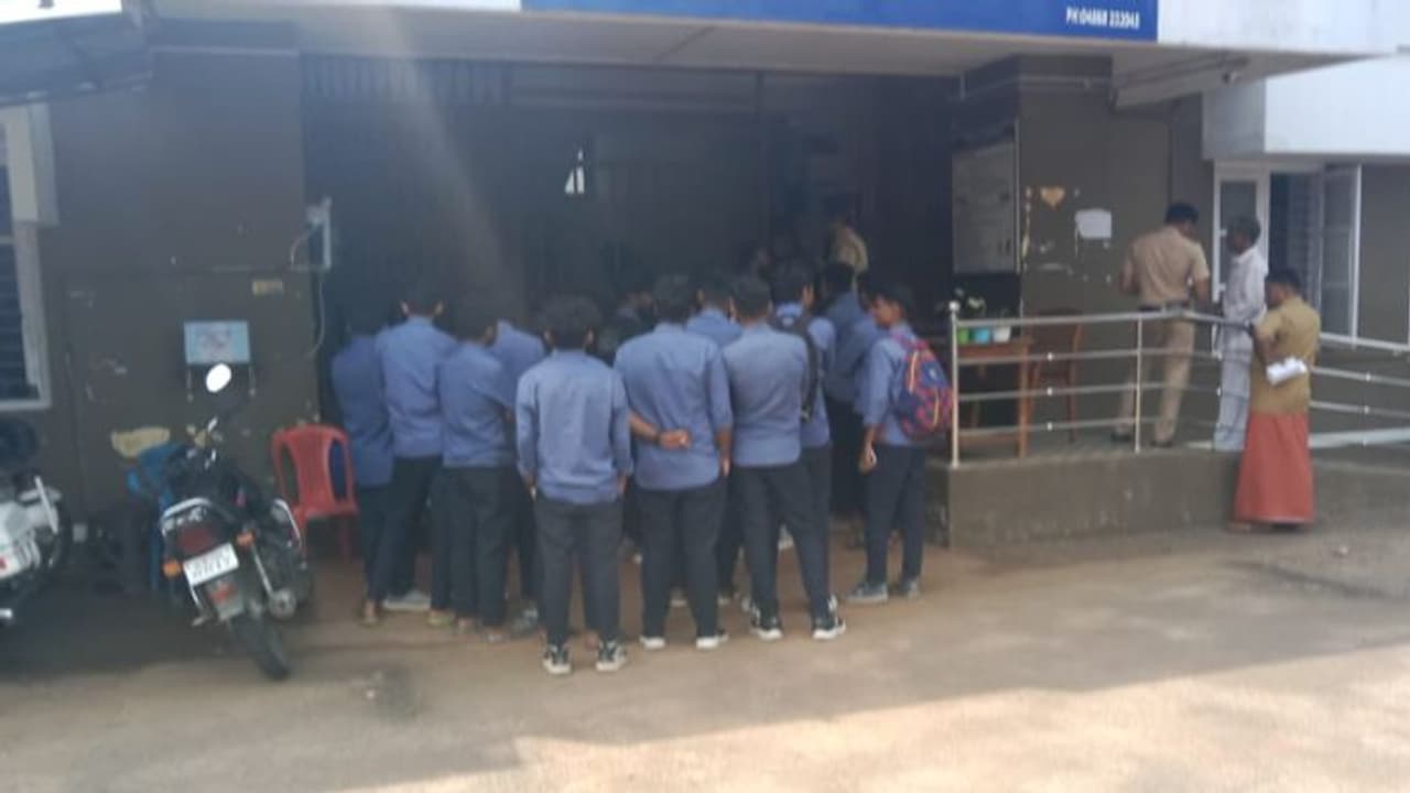 'മോശം പെരുമാറ്റം, ന്നാ താന്‍ കേസ് കൊട്' എന്ന് വെല്ലുവിളി; കണ്ടക്ടര്‍ക്കെതിരെ വിദ്യാര്‍ത്ഥിനിയുടെ പരാതി, നടപടി