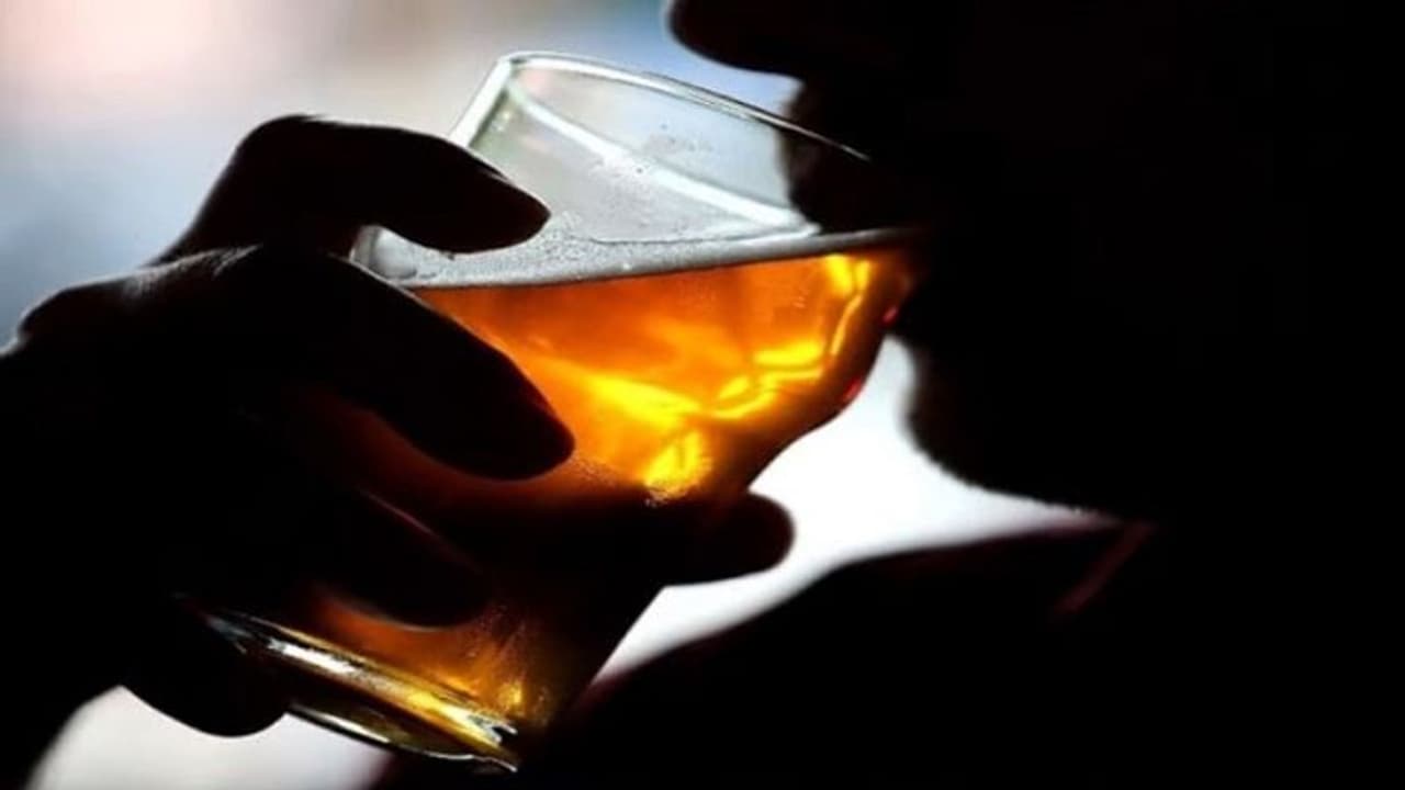 साहब! मैं अपनी पत्नी से परेशान हो चुका हूं, वह बहुत शराब पीती है...थाने पहुंचकर SSP से शिकायत कर की ये मांग साहब! मैं अपनी पत्नी से परेशान हो चुका हूं, वह बहुत शराब पीती है...थाने पहुंचकर SSP से शिकायत कर की ये मांग