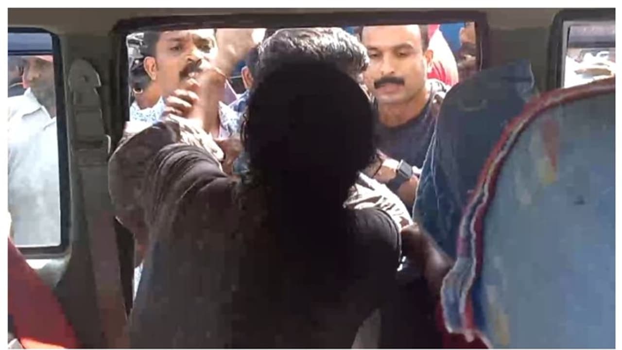 യുവതിയുടെ 2 കോടി തട്ടിയെടുത്തു, ആലപ്പുഴ സ്വദേശിയെ കാര് വളഞ്ഞ് ചില്ലുപൊളിച്ച് സാഹസികമായി പിടികൂടി യുവതിയുടെ 2 കോടി തട്ടിയെടുത്തു, ആലപ്പുഴ സ്വദേശിയെ കാര് വളഞ്ഞ് ചില്ലുപൊളിച്ച് സാഹസികമായി പിടികൂടി