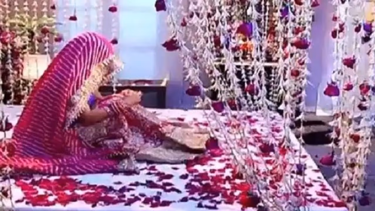 यूपी के एटा में दुल्हन का घूंघट उठाते ही बेहोश हो गया दूल्हा, 5 दिन तक नहीं आई नींद यूपी के एटा में दुल्हन का घूंघट उठाते ही बेहोश हो गया दूल्हा, 5 दिन तक नहीं आई नींद