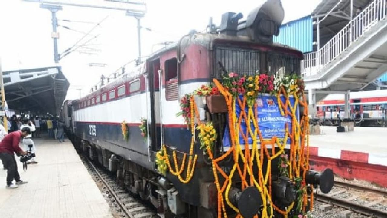 காசி தமிழ் சங்கமம் நிகழ்ச்சி… பயணிகள் வசதிக்காக ரயில்களில் கூடுதல் பெட்டிகள் இணைப்பு!! காசி தமிழ் சங்கமம் நிகழ்ச்சி… பயணிகள் வசதிக்காக ரயில்களில் கூடுதல் பெட்டிகள் இணைப்பு!!