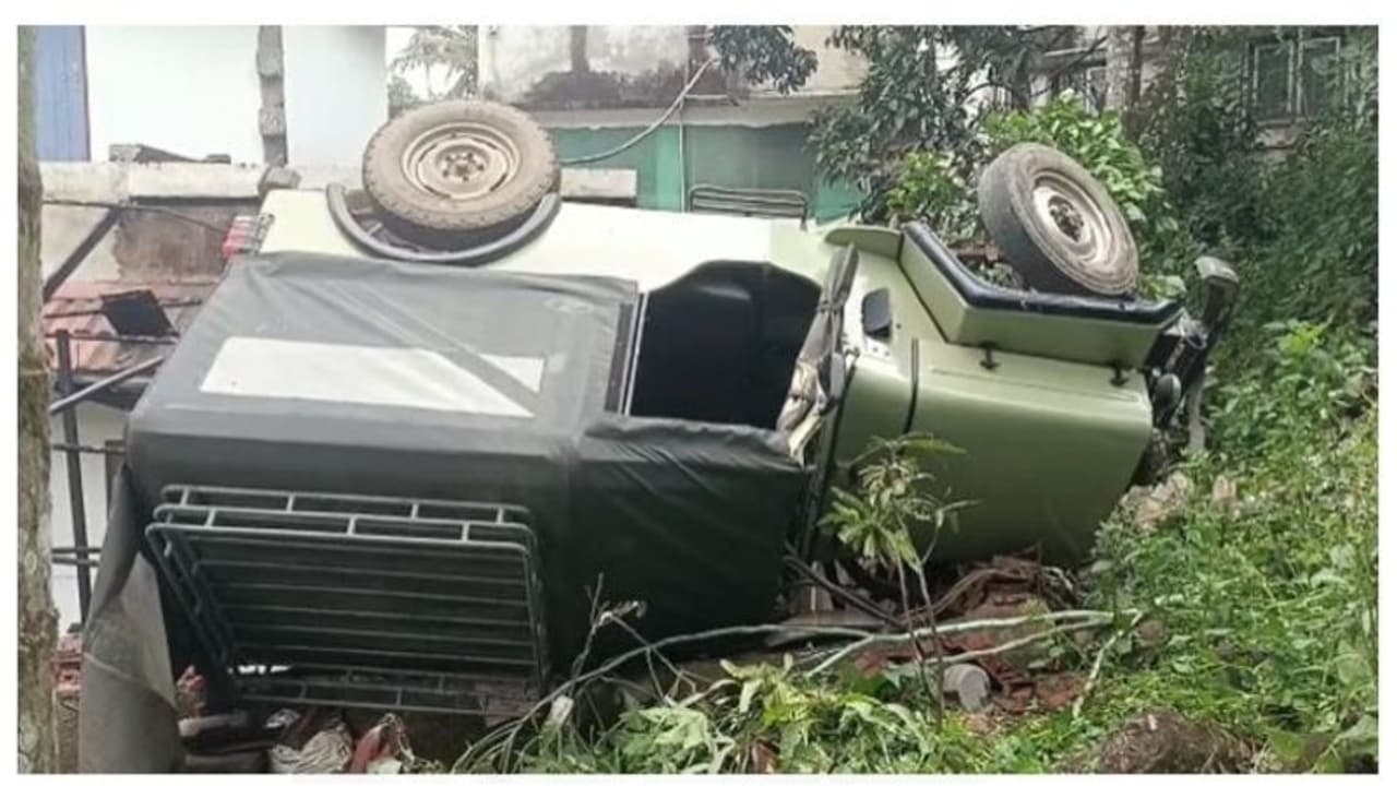 അമ്പലവയലിൽ നിയന്ത്രണം വിട്ട് ജീപ്പ് വീടിന് മുകളിലേക്ക് മറിഞ്ഞു അമ്പലവയലിൽ നിയന്ത്രണം വിട്ട് ജീപ്പ് വീടിന് മുകളിലേക്ക് മറിഞ്ഞു