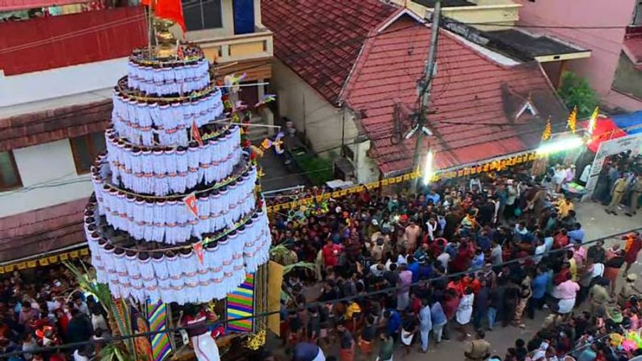 ആയിരങ്ങളെ സാക്ഷിയാക്കി കൽപ്പാത്തിയിൽ ദേവരഥ സംഗമം ആയിരങ്ങളെ സാക്ഷിയാക്കി കൽപ്പാത്തിയിൽ ദേവരഥ സംഗമം